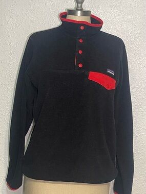 Patagonia women’s Black Fleece Snap Pullover with Red Trim jacket size medium